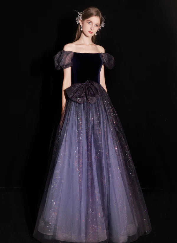 Vestido de fiesta largo de tul y terciopelo con mangas cortas en morado oscuro y corte A